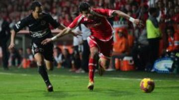  El jugador Juan Carlos N&uacute;&ntilde;ez (i) de Tijuana lucha por el bal&oacute;n con Edgar Ben&iacute;tez (d) de Toluca hoy, domingo 2 de diciembre de 2012, en la final del Torneo Apertura 2012 en el estadio Nemesio D&iacute;ez de Toluca (M&eacute;xico).