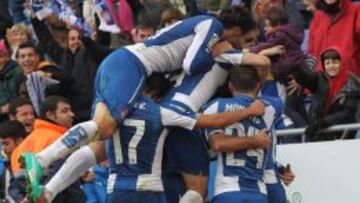 El equipo celebra el gol de Stuani.