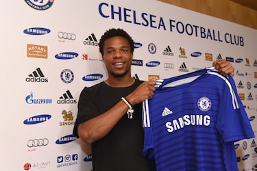 En el verano de 2014, el Liverpool estaba a punto de fichar al internacional francés, que venía de disputar el mundial de Brasil, por cerca de 10 millones de euros; incluso le habían reservado el mítico dorsal número 7 de Suárez que acababa de marcharse al Barça. Pero todo se vino abajo en el reconocimiento médico que le hicieron en Boston, ciudad donde haría la pretemporada el equipo ‘red’. La razón detrás de la decisión de no ficharle: una condición cardiaca que Remy arrastraba desde 2010; condición que entonces detectaron los médicos del Olympique de Marsella, que le dieron luz verde para seguir jugando entonces. Remy acabaría fichando por el Chelsea a finales de agosto y el Liverpool ficharía al polémico Mario Balotelli como recambio del “pistolero” Suárez.