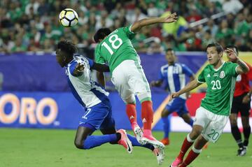 COP07. PHOENIX (ARIZONA, EE.UU.), 20/07/2017. El jugador mexicano Jesús Gallardo (c) disputa la pelota con el hondureño Henry Figueroa (i) durante el partido contra Honduras por la Copa de Oro de la Concacaf hoy, jueves 20 de julio de 2017, en la estadio de la Universidad de Phoenix, en Arizona (EE.UU.). EFE/José Méndez