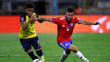 Futbol, Chile vs Ecuador.
Eliminatorias a Catar 2022.
El jugador de la seleccion chilena Jean Meneses, derecha, disputa el balon con Byron Castillo de Ecuador durante el partido clasificatorio al mundial de Catar 2022 realizado en el estadio San Carlos de Apoquindo de Santiago de Chile.
16/11/2021
Andres Pina/Photosport

Football, Chile vs Ecuador.
2022 Qatar World Cup qualifier match.
Chile's player Jean Meneses, right, vies for the ball against Byron Castillo of Ecuador during the 2022 Qatar World Cup qualifier match held at the San Carlos de Apoquindo stadium in Santiago, Chile.
16/11/2021
Andres Pina/Photosport