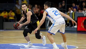 GRAFCAN723. LA LAGUNA (TENERIFE), 09/02/2019.- Los jugadores Ferr´na Bassas, del Iberostar Tenerife, y Alex López, del San Pablo Burgos, en el partido disputado este sábado en la 20 jornada de la Liga Endesa. EFE/ Cristóbal García