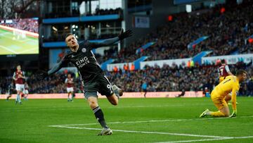 Jamie Vardy celebra uno de sus dos goles ante el Aston Villa.