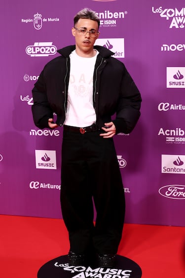 Soge Culebra posa en la alfombra roja.