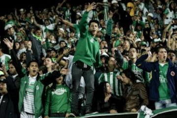 La hinchada de Nacional alienta a su equipo de local y visitante.