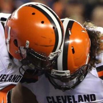 Randy Starks y Danny Shelton quedan para tomar unas cervezas con Giovani Bernard después de que se encontraran casualmente en el emparrillado: "¡Hombre! ¿Cómo tú por aquí?"