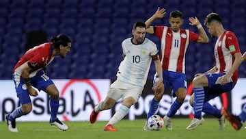 BUENOS AIRES, ARGENTINA - NOVEMBER 12: Lionel Messi of Argentina fights for the ball with &Aacute;ngel Romero of Paraguay during a match between Argentina and Paraguay as part of South American Qualifiers for Qatar 2022 at Estadio Alberto J. Armando on November 12, 2020 in Buenos Aires, Argentina. (Photo by Juan I. Roncoroni-Pool/Getty Images)