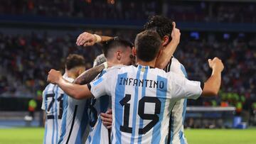 AMDEP1635. SANTIAGO DEL ESTERO (ARGENTINA), 23/05/2023.- Jugadores de Argentina celebran un gol hoy, en un partido del grupo A de la Copa Mundial de Fútbol sub-20 entre Argentina y Guatemala en el estadio Único de Ciudades en Santiago del Estero (Argentina). EFE/ Juan Ignacio Roncoroni
