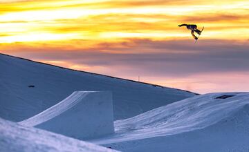 Sesión de saltos al atardecer en el Snowpark Sulayr, en Sierra Nevada, durante el Día de Andalucía 2019.