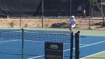 La revolución del tenis al ver jugar a este niño de 10 años de una forma "sin precedentes"