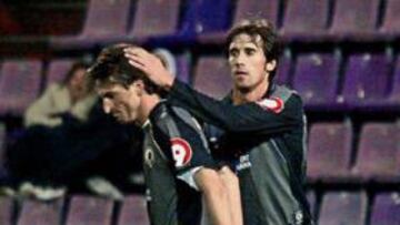 <b>FELICITACIÓN. </b>Sendoa Agirre felicita a Morán por el pase que le dio en el primer gol.