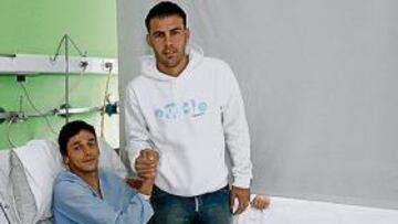 <b>DEPORTIVIDAD. </b>Bilic, junto al sevillista Redondo, que sufre una rotura de tibia y peroné.