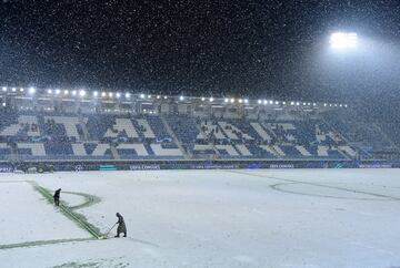 Un manto de nieve cubre el césped del estadio de Bérgamo.

