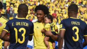 Juan Guillermo Cuadrado, en los actos protocolarios del partido contra Ecuador.