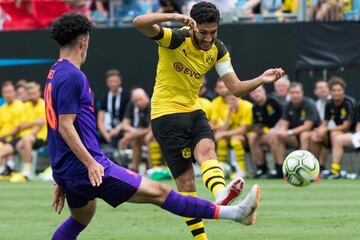 Liverpool's Curtis Jones (L) vies for the ball with Borussia Dortmund's Nuri Sahin during the 2018 International Champions Cup at Bank of America Stadium in Charlotte, North Carolina, on July 22, 2018. / AFP PHOTO / JIM WATSON