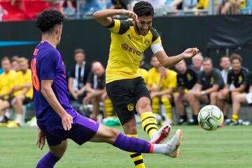 Liverpool's Curtis Jones (L) vies for the ball with Borussia Dortmund's Nuri Sahin during the 2018 International Champions Cup at Bank of America Stadium in Charlotte, North Carolina, on July 22, 2018.  / AFP PHOTO / JIM WATSON