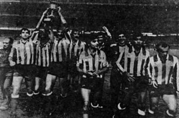 30/10/85 Marina, Cabrera, Tomás, Fillol, Setiñen, Arteche, Ruiz y Landáburu celebran con el Trofeo de la Supercopa.