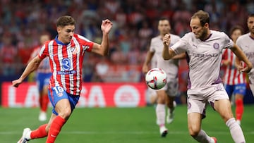 MADRID, 25/08/2024.- El delantero argentino del Atlético de Madrid Julián Álvarez (i) y el defensa del Girona Daley Blind (d) durante el partido de la segunda jornada de Liga de Primera División que Atlético de Madrid y Girona disputan esta tarde en el Civitas Metropolitano, en Madrid. EFE/Mariscal