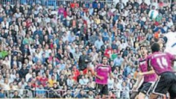 Desde el Camp Nou marca el doble de tantos rematando lo mismo.