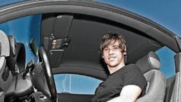 <b>SOBRE RUEDAS. </b>Pablo de Lucas, posando dentro de su coche en las instalaciones de Mareo.