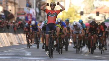 Vincenzo Nibali celebra su victoria en la Mil&aacute;n-San Remo 2018.