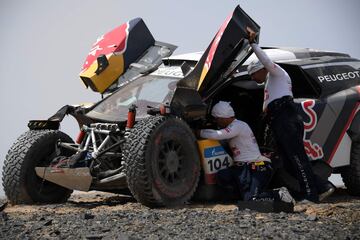 En la etapa 9, Sebastien Loeb y Daniel Elena han perdido toda opción de victoria. Rompieron en frontal de su coche al no ver un agujero. Perdieron más de siete horas en la clasificación general.