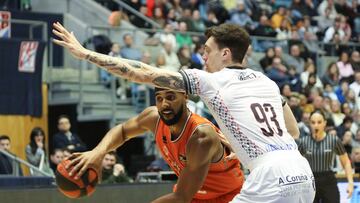 El jugador de Valencia Basket Brandon Davies (i) y el jugador del Obradoiro Alex Suárez (d) luchan por un balón durante el encuentro de la Liga Endesa de Baloncesto que se celebra en el Multiusos de Sar en Santiago de Compostela.