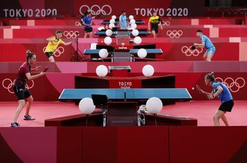 Los Juegos de Tokio 2020 están a punto de comenzar y muchos de los atletas ultiman su preparación para la gran cita olímpica. La imagen muestra una vista general del Gimnasio Metropolitano de la capital japonesa, donde los jugadores de tenis de mesa realizan un intenso entrenamiento antes del inicio de la competición.