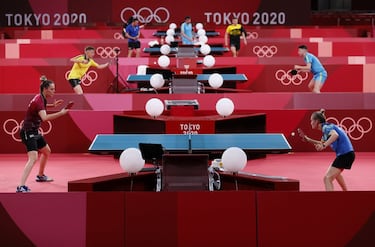 Los Juegos de Tokio 2020 están a punto de comenzar y muchos de los atletas ultiman su preparación para la gran cita olímpica. La imagen muestra una vista general del Gimnasio Metropolitano de la capital japonesa, donde los jugadores de tenis de mesa realizan un intenso entrenamiento antes del inicio de la competición.