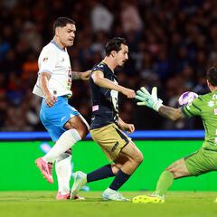 ¡Se enciendes las alarmas! Gabriel Fernández abandonó en camilla el Pumas vs Cruz Azul