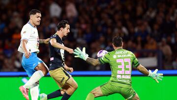 MEX3613. CIUDAD DE MÉXICO (MÉXICO), 26/10/2024.- Pablo Bennevendo (c) y Gil Alcalá de Pumas disputa un balón con Gabriel Fernández de Cruz Azul, este sábado durante un partido de la jornada 14 del torneo Apertura 2024 de la Liga MX, en el estadio Olímpico Universitario de Ciudad de México (México). EFE/Alex Cruz