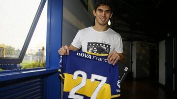 A los 12 años de edad se marchó al Deportivo Morón debido a la falta de minutos en Boca. Hasta en el verano de 2007 fichó por el Sevilla. 