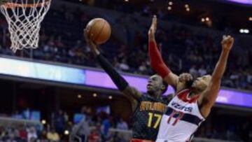Dennis Schroder trata de anotar ante Garrett Temple.