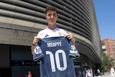 Tienda del Bernabéu con las camisetas de Mbappé.