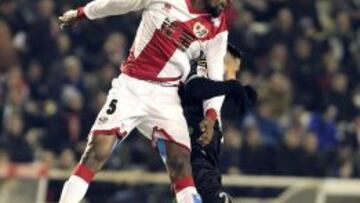 El defensa senegalés del Rayo Vallecano Abdoulaye Ba salta a por un balón durante el partido frente al Córdoba.