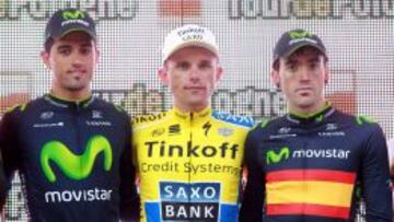 Rafal Majka (centro imagen) acompa&ntilde;ado en el podio tras la sexta etapa de la Vuelta a Polonia 2014 por Be&ntilde;at Intxausti (izquierda) e Ion Izagirre (derecha).