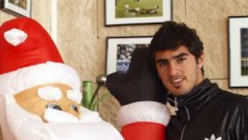 <b>BUENOS DESEOS. </b>Román Martínez posa sonriente para AS junto a un Papá Noel hinchable, ayer.
