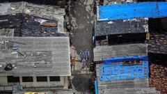 -FOTODELD&Iacute;A- Mumbai (India), 28/06/2020.- Los trabajadores de salud indios que usan equipo de protecci&oacute;n personal (PPE) llegan para llevar a cabo un chequeo m&eacute;dico de los residentes de las zonas contaminadas en el &aacute;rea de Appa 