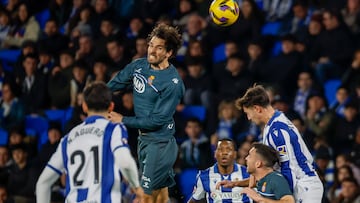 SAN SEBASTIÁN, 09/02/2025.- El lateral del Espanyol Leandro Cabrera (2-i) cabecea un balón entre varios jugadores de la Real Sociedad, durante el partido de LaLiga de fútbol que Real Sociedad y RCD Espanyol disputan este domingo en el Reale Arena, en San Sebastián. EFE/Javier Etxezarreta