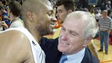 <B>ORGULLOSO.</B> EL presidente del Real Madrid asegura que está orgulloso de su equipo de baloncesto.