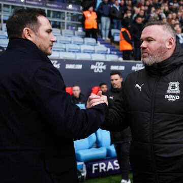 Frank Lampard y Wayne Rooney, técnicos de Coventry City y Plymouth Argyle, se saluda antes de un partido.