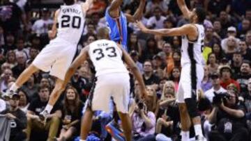 Gin&oacute;bili, Diaw y Duncan rodean a Durant. 