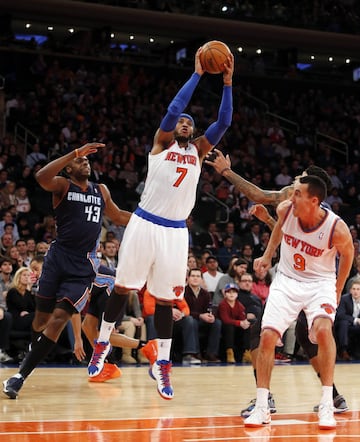 Los ¨²ltimos a?os de la carrera de Carmelo no dejaron el recuerdo de uno de los mejores jugadores ofensivos de las ¨²ltimas d¨¦cadas. Pero antes, en Denver (2003-11) y
Nueva York (2011-17) fue uno de los mejores jugadores de la NBA, a la que lleg¨® desde el n¨²mero 3 del m¨ªtico draft de 2003 (el de LeBron, Bosh, Wade...) tras su
legendaria temporada en Syracuse. El 24 de enero de 2014, Melo destroz¨® a los Bobcats (125-96) con 62 puntos, 13 rebotes y ni una sola p¨¦rdida. 23/35 en tiros, 6/11
en triples y 10/10 en tiros libres. Ven¨ªa de ser M¨¢ximo Anotador de la NBA la temporada anterior (2012-13) y ese partido no solo fue el tope de su carrera sino que
supuso tambi¨¦n la marca m¨¢s alta en la ilustre historia de los Knicks y tambi¨¦n de cualquier jugador en el m¨ªtico Madison Square Garden.