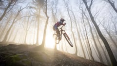 Qué es el enduro, la disciplina del MTB que gana cada día más adeptos y que tiene enganchado a Pedro Sánchez