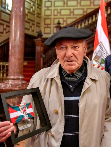 Mauricio Ugartemendia, más conocido como Mauri, integrante del histórico equipo del Athletic de los 'Once Aldeanos' que ganó la final de Copa de 1958 al Real Madrid en el Santiago Bernabéu, falleció el 18 de febrero, a los 87 años. Mauri marcó además el gol que selló el 2-0 final y culminó una de las gestas más recordadas en los 124 años de historia del club bilbaíno. Jugó en el Athletic desde 1953 a 1965, donde formó junto a Maguregui una de las parejas de centrocampistas más populares del equipo vasco. En su palmarés figuran otras dos Copas y una Liga. También fue internacional con España en cinco amistosos.