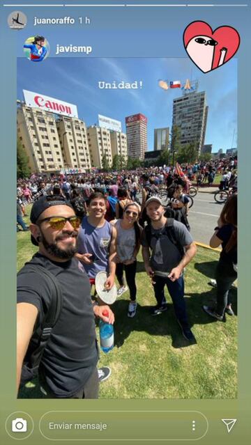 El gimnasta del Team Chile, Juan Raffo, participó en las marchas de la Plaza Italia durante los últimos días en la capital. 