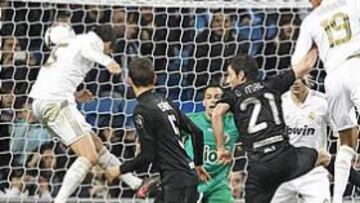 <b>SU PRIMER GOL DE BLANCO. </b>Sahin cabeceó a la perfección un córner botado por Özil en el 44' para marcar el 2-0 ante la Ponferradina.