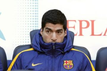 Luis Suárez en el banquillo.