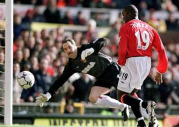 David Seaman no puede ante el trinitario Dwight Yorke.