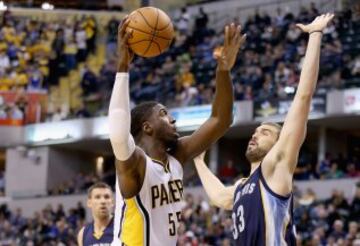 Roy Hibbert lanza ante Marc Gasol en el Pacers-Grizzlies.